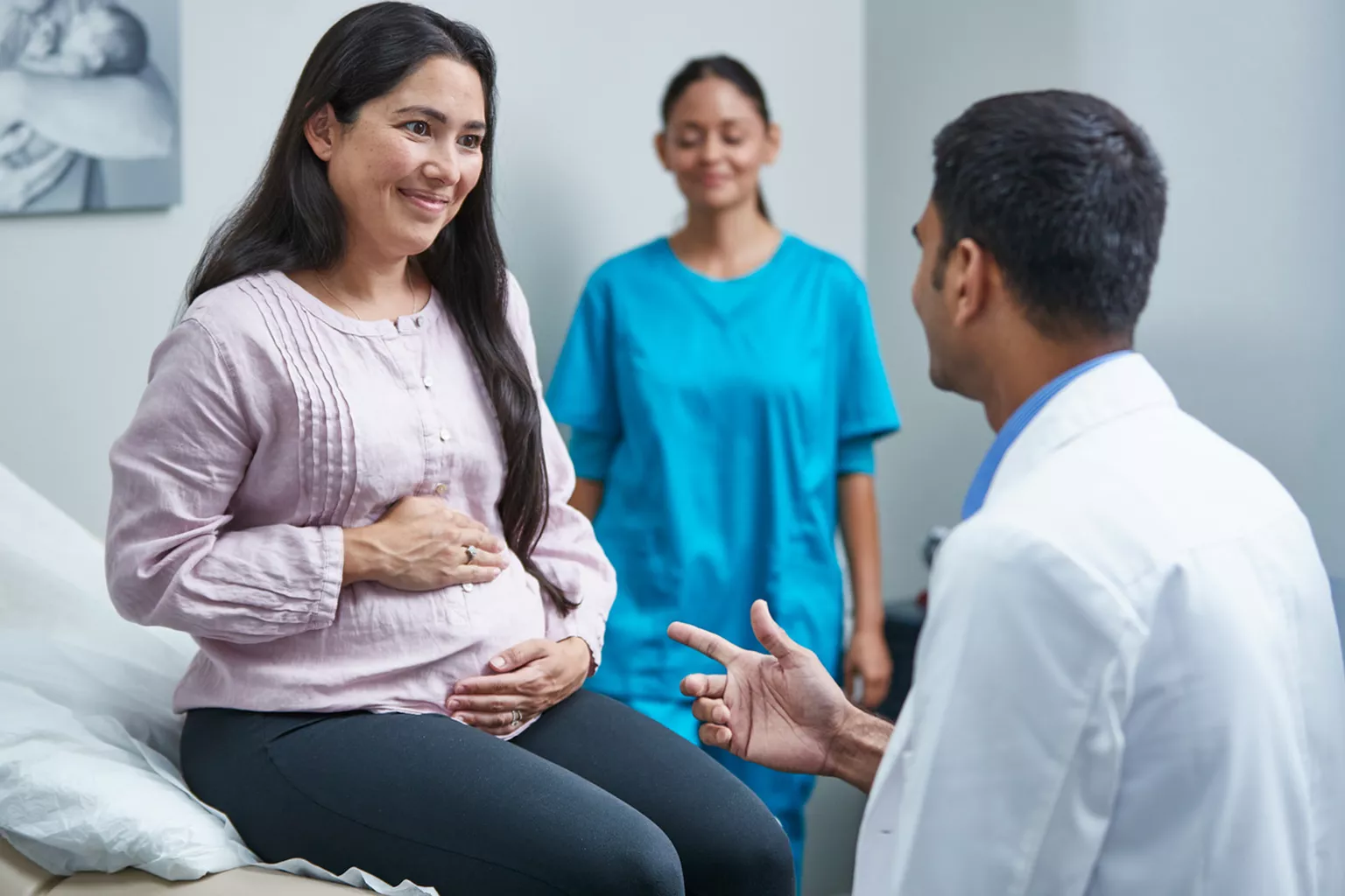 Healthcare professional talking to pregnant woman